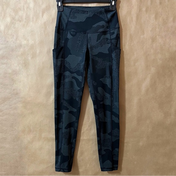 The North Face | High Rise Luxe Motivation Pocket 7/8 Leggings Black Camo Size M - Picture 1 of 11